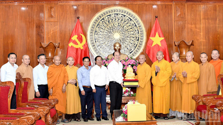 Tập thể lãnh đạo tỉnh Cà Mau và Ban Thường trực Hội đồng Trị sự Giáo hội Phật giáo Việt Nam trao tặng nhau những món quà lưu niệm ý nghĩa tại buổi gặp mặt. ndo_br_phat-giao-2-7598.jpg