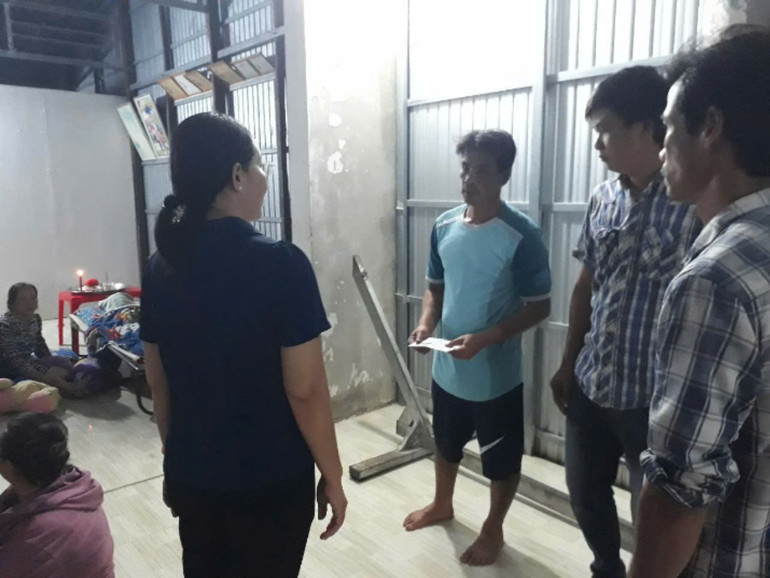 Đại diện lãnh đạo Ủy ban nhân dân xã Trần Văn Thời thăm hỏi và trao hỗ trợ bước đầu giúp gia đình lo hậu sự cho 2 cháu tử vong do đuối nước. (Ảnh người dân cung cấp) duoi-nuoc-2-6075.jpg