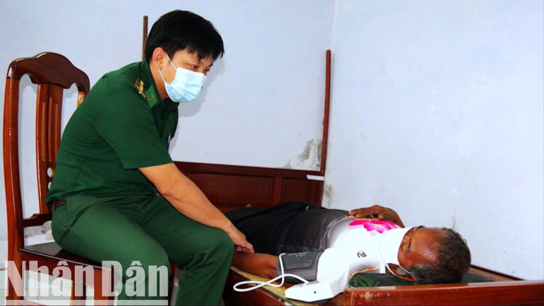 Quân y Đồn Biên phòng Khánh Hội chăm sóc sức khỏe nhân đạo cho thuyền viên người nước ngoài gặp nạn vừa tiếp nhận. (Ảnh: HOÀNG TÁ - Bộ đội Biên phòng Cà Mau) cuu-ho-2-7125.jpg