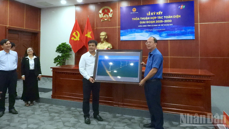 Bí thư Tỉnh ủy Cà Mau Nguyễn Hồ Hải tặng quà lưu niệm cho đại diện Tập đoàn FPT tại lễ ký kết thỏa thuận hợp tác. ndo_br_fpt-6-8385.jpg