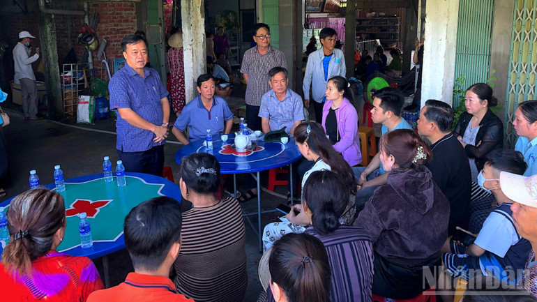 Ủy viên dự khuyết Trung ương Đảng, Phó Bí thư Thường trực Tỉnh ủy Cà Mau Huỳnh Quốc Việt (áo sơ mi xanh tay ngắn) thăm hỏi tiểu thương bị ảnh hưởng bởi vụ cháy. ndo_br_chay-cho-6-9639.jpg