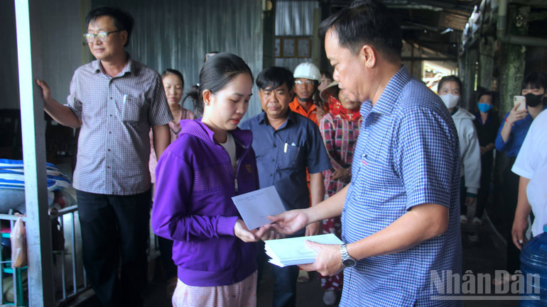 Ủy viên dự khuyết Trung ương Đảng, Phó Bí thư Thường trực Tỉnh ủy Cà Mau Huỳnh Quốc Việt (bên phải) trao hỗ trợ bước đầu cho các hộ dân bị ảnh hưởng bởi vụ cháy. ndo_br_chay-cho-5-7951.jpg