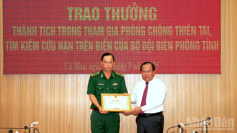 Phó Chủ tịch Ủy ban nhân dân tỉnh Cà Mau Nguyễn Minh Luân (bìa phải) trao tặng bằng khen của Chủ tịch Ủy ban nhân dân tỉnh cho tập thể Đồn Biên phòng Tam Giang Tây. ndo_br_bp-1-2319.jpg