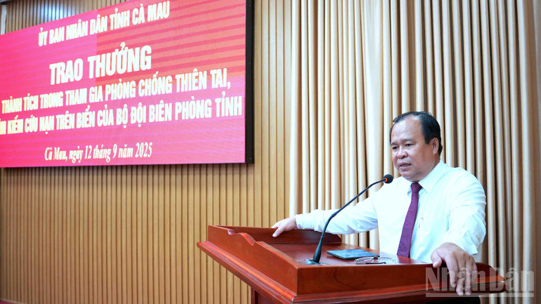 Phó Chủ tịch Ủy ban nhân dân tỉnh Cà Mau Nguyễn Minh Luân phát biểu tại buổi lễ trao bằng khen cho cán bộ, chiến sĩ Biên phòng và ngư dân Cà Mau. ndo_br_bp-4-8387.jpg