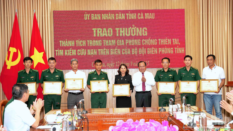 Phó Chủ tịch Ủy ban nhân dân tỉnh Cà Mau Nguyễn Minh Luân (thắt cà vạt) trao tặng bằng khen của Chủ tịch Ủy ban nhân dân tỉnh cho các cá nhân có thành tích xuất sắc trong phòng chống thiên tai, cứu hộ, cứu nạn. ndo_br_bp-2-1986.jpg