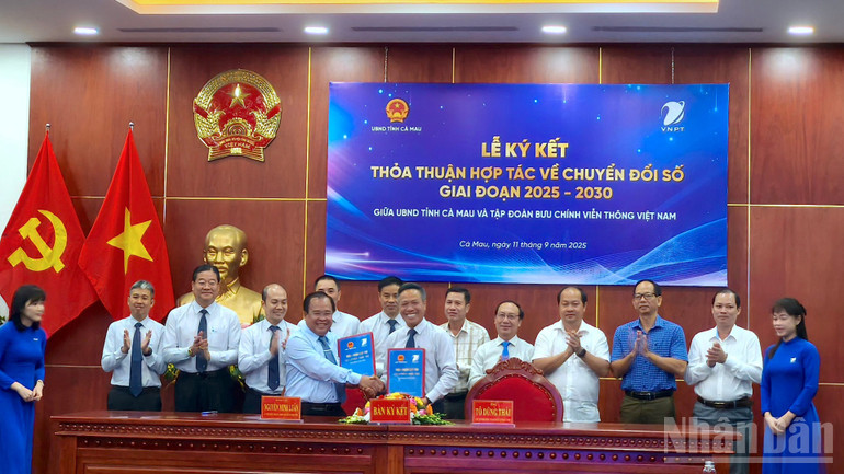 តំណាងគណៈកម្មាធិការប្រជាជនខេត្ត Ca Mau និង VNPT បានចូលរួមពិធីចុះហត្ថលេខាលើកិច្ចសហប្រតិបត្តិការលើការប្រែក្លាយឌីជីថល នារសៀលថ្ងៃទី ១១ កញ្ញា។ ndo_br_vnpt-8-8537.jpg
