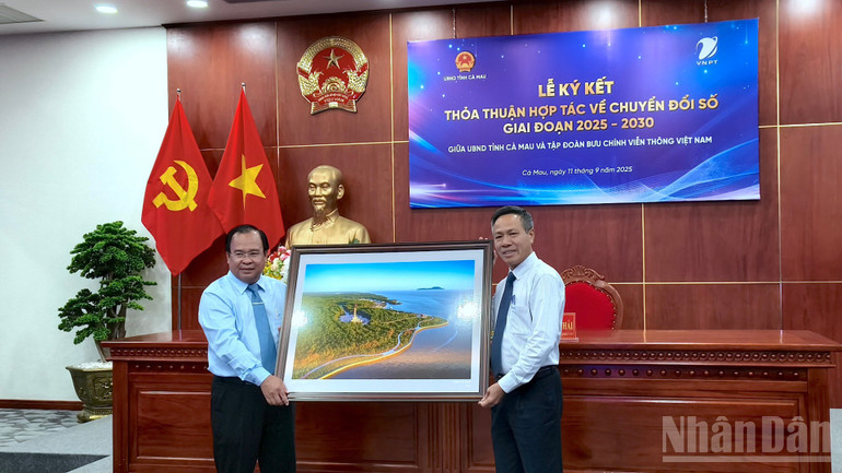 អនុប្រធានគណៈកម្មាធិការប្រជាជនខេត្ត Ca Mau លោក Nguyen Minh Luan (គម្របខាងឆ្វេង) ជូនវត្ថុអនុស្សាវរីយ៍ដល់តំណាង VNPT ក្នុងពិធីចុះហត្ថលេខា។ ndo_br_vnpt-6-2245.jpg