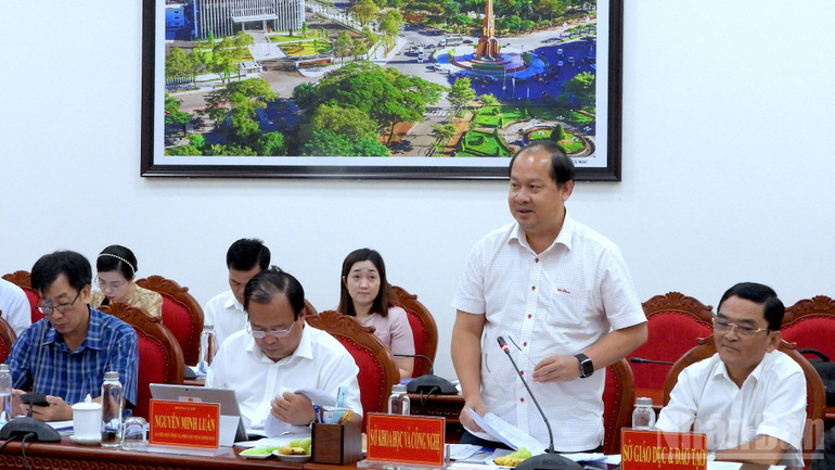 Giám đốc Sở Khoa học và Công nghệ tỉnh Cà Mau Nguyễn Phương Bắc (đứng) tham gia ý kiến đóng góp tại cuộc họp. ndo_br_hop-tac-3-1369.jpg
