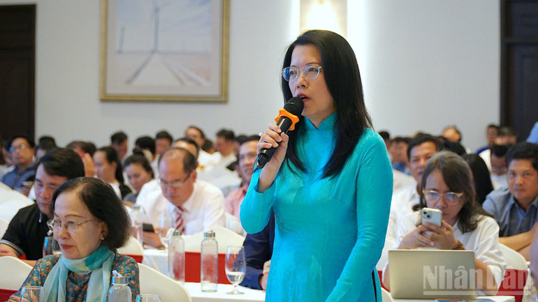 Giám đốc Sở Du lịch Thành phố Hồ Chí Minh Nguyễn Thị Ánh Hoa, chia sẻ một số ý tưởng phát triển du lịch Cà Mau tại hội thảo. ndo_br_anh-10-5627.jpg