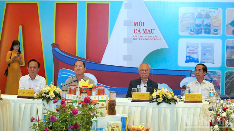 Lãnh đạo tỉnh Cà Mau và Hiệp hội Du lịch Việt Nam tham dự Hội thảo chuyên đề “Định vị thương hiệu du lịch Cà Mau trong tổng thể du lịch quốc gia”. ndo_br_anh-7-2484.jpg