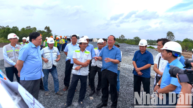 Bí thư Tỉnh ủy Cà Mau Nguyễn Hồ Hải kiểm tra tiến độ thi công cao tốc đoạn qua địa phận tỉnh Bạc Liêu và Cà Mau. cao-toc-7-3744.jpg