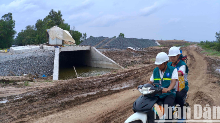 Một cống hộp trên tuyến cao tốc đoạn qua Cà Mau trong giai đoạn hoàn thiện. cao-toc-6-7481.jpg