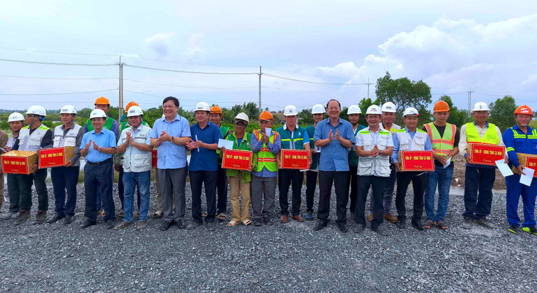 Bí thư Tỉnh Ủy và Chủ tịch Ủy ban nhân dân tỉnh Cà Mau tặng quà động viên các công nhân trên công trường thi công cao tốc đoạn qua tỉnh Cà Mau. cao-toc-1.jpg