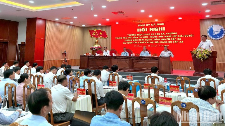 Chủ tịch Ủy ban nhân dân tỉnh Cà Mau Phạm Thành Ngại (đứng, bìa phải) phát biểu ý kiến tại hội nghị. ndo-br-vuong-mac-1-8397-8640.jpg