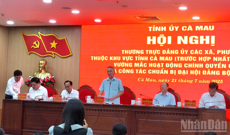 Ủy viên Trung ương Đảng, Trưởng Đoàn Đại biểu Quốc hội tỉnh Cà Mau Lữ Văn Hùng (đứng) phát biểu ý kiến tại hội nghị. ndo_br_vuong-mac-4.jpg
