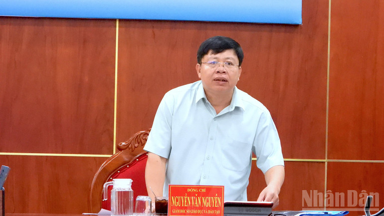 ຫົວໜ້າພະແນກສຶກສາ ແລະ ບຳລຸງສ້າງ ກ່າເມົາ ຫງວຽນວັນງວຽນ ເປັນປະທານຮ່ວມ ແລະ ກ່າວຄຳເຫັນທີ່ກອງປະຊຸມ. ndo_br_2-buoi-3-7995.jpg