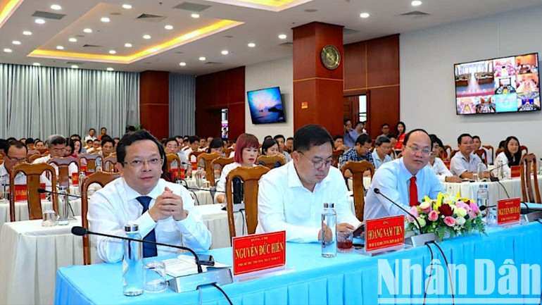 Lãnh đạo tỉnh Cà Mau tham dự Lễ phát động phong trào “Bình dân học vụ số” vào chiều 18/6. binh-dan-2-1278.jpg