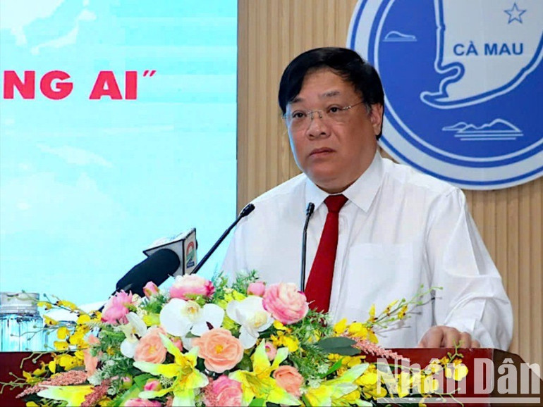 Chủ tịch Ủy ban nhân dân tỉnh Cà Mau Phạm Thành Ngại phát biểu tại Lễ phát động phong trào “Bình dân học vụ số”. binh-dan-4-4706.jpg