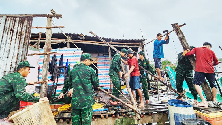 Bộ đội Biên phòng Cà Mau hỗ trợ giúp dân vùng biên giới sửa chữa lại nhà bị dông lốc làm hư hỏng. ndo_br_dh-9-9303.jpg