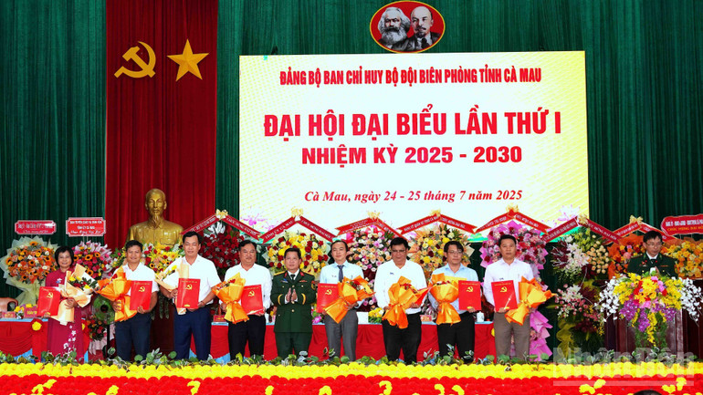 Đại diện Ban Thường vụ Tỉnh ủy Cà Mau trao quyết định chỉ định Phó Bí thư Thường trực Đảng ủy 19 xã, địa phương biên giới vùng ven biển của tỉnh tham gia Ban Chấp hành Đảng bộ Bộ đội Biên phòng Cà Mau, nhiệm kỳ 2025-2030 ndo_br_dh-5-1829-727.jpg
