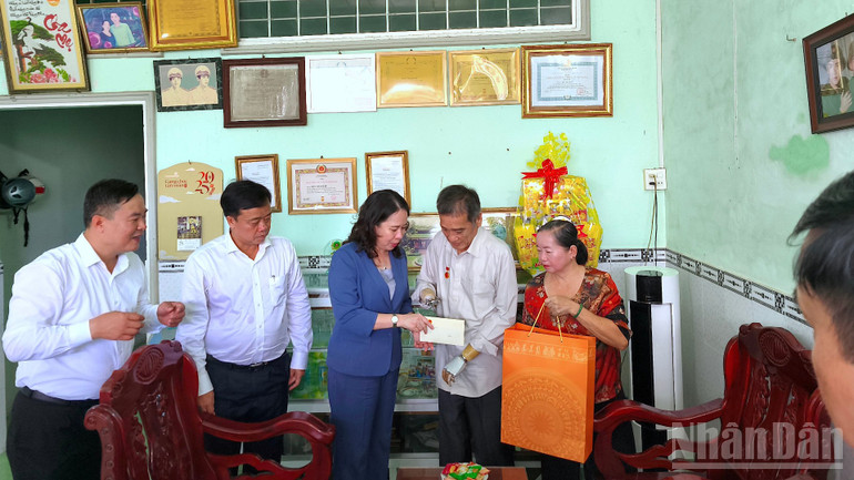Phó Chủ tịch nước Võ Thị Ánh Xuân và lãnh đạo tỉnh Cà Mau tặng quà tại gia đình thương binh Hứa Văn Sử. ndo_br_pct-10-3811.jpg