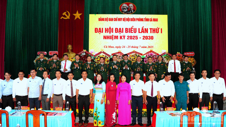 Các đại biểu chụp ảnh lưu niệm tại Đại hội Đảng bộ Ban Chỉ huy Bộ đội Biên phòng Cà Mau nhiệm kỳ 2025-2030. ndo_br_dh-8-1296.jpg