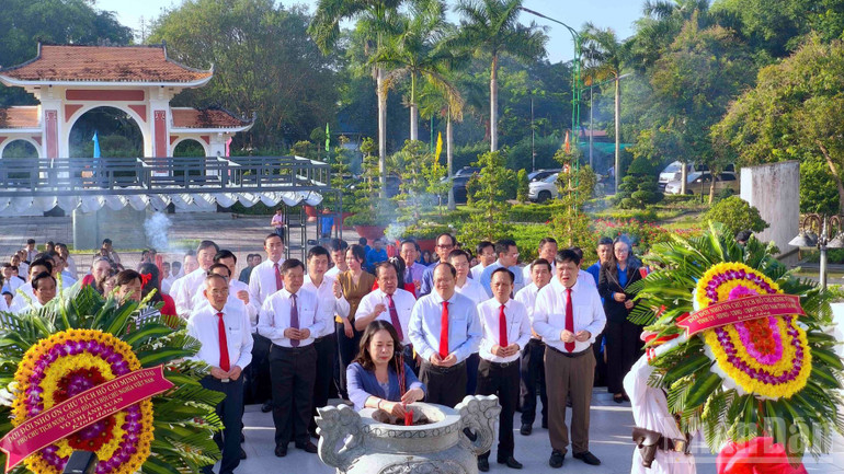 Phó Chủ tịch nước Võ Thị Ánh Xuân cùng Đoàn công tác của Trung ương và lãnh đạo tỉnh Cà Mau dâng hoa, dâng hương tại Đền thờ Chủ tịch Hồ Chí Minh. ndo_br_pct-1-5559.jpg