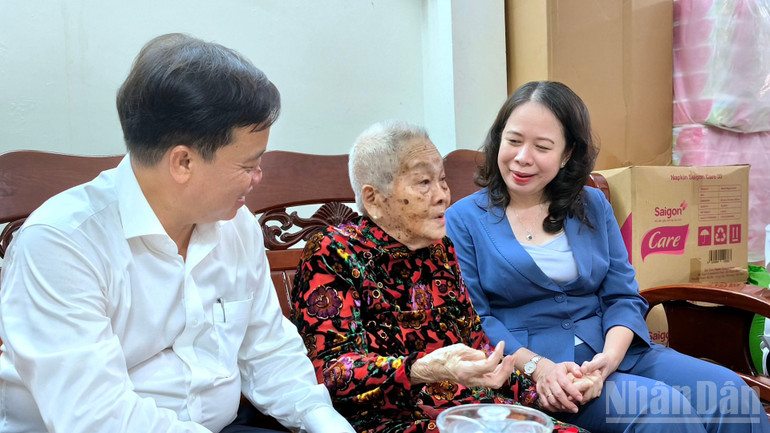 Phó Chủ tịch nước Võ Thị Ánh Xuân ân cần thăm hỏi Mẹ Việt Nam Anh hùng Lê Thị Chi (phường Lý Văn Lâm, tỉnh Cà Mau). ndo_br_pct-8-8565.jpg
