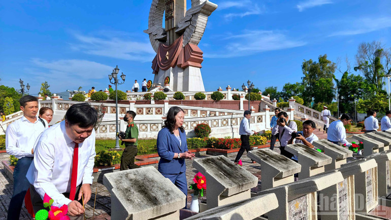 Phó Chủ tịch nước Võ Thị Ánh Xuân và lãnh đạo tỉnh Cà Mau thắp hương trên từng bia mộ tại Nghĩa trang Liệt sĩ tỉnh Cà Mau. ndo_br_pct-5-5366.jpg