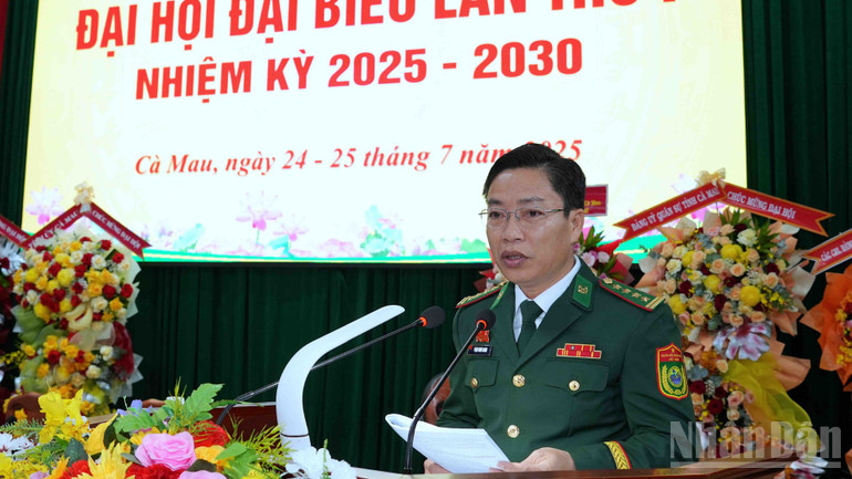 Đại tá Phạm Minh Giang, Bí thư Đảng ủy, Chính ủy Bộ đội Biên phòng Cà Mau thông qua báo cáo chính trị đại hội. ndo_br_dh-4-679.jpg