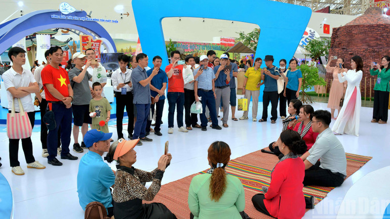 Many visitors visited Ca Mau province's booth at the exhibition. trien-lam-3-7637.jpg