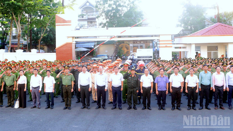 Lãnh đạo Tỉnh ủy, Ủy ban nhân dân, Ban Giám đốc Công an tỉnh Cà Mau cùng toàn thể cán bộ, chiến sĩ thực hiện nghi thức chào cờ tại lễ ra quân. ndo_br_anh-3-536.jpg