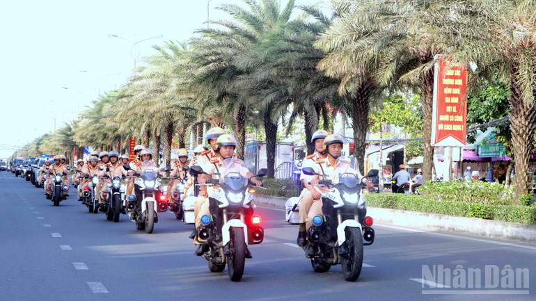 Lực lượng Cảnh sát giao thông xuất phát diễu hành tại lễ ra quân trên các tuyến đường trung tâm của tỉnh Cà Mau. ndo_br_anh-6-5172.jpg