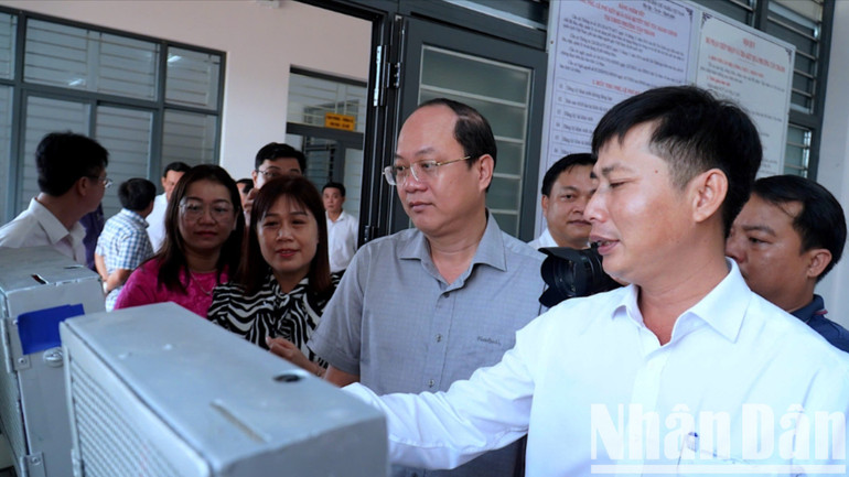 Bí thư Tỉnh ủy Cà Mau Nguyễn Hồ Hải (áo nâu) khảo sát việc vận hành bộ máy chính quyền cấp xã mới sau sắp xếp tại Phường Tân Thành vào sáng 19/6. van-hanh-4-7470.jpg