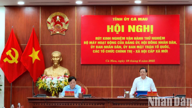 Phó Bí thư Thường trực Tỉnh ủy Cà Mau Nguyễn Đức Hiển (đứng) phát biểu tại Hội nghị. van-hanh-7-7897.jpg