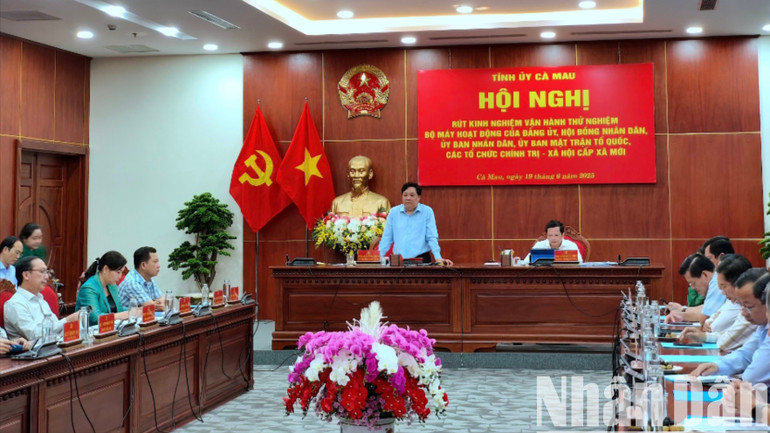Chủ tịch Ủy ban nhân dân tỉnh Cà Mau Phạm Thành Ngại (đứng trên) phát biểu kết luận tại hội nghị rút kinh nghiệm vận hành thử nghiệm bộ máy mới cấp xã. van-hanh-8-4401.jpg