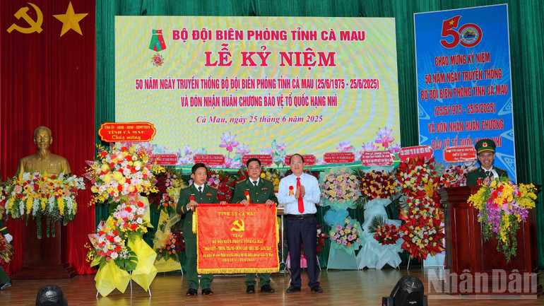 Bí thư Thư Tỉnh ủy Cà Mau Nguyễn Hồ Hải (sơ mi trắng) trao tặng bức trướng “Đoàn kết-Trung thành-Dũng cảm-Mưu trí-Sáng tạo” cho Bộ đội Biên phòng Cà Mau. ndo_br_bp-3-3837.jpg