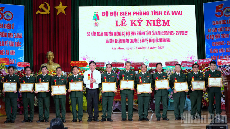 Chủ tịch Ủy ban nhân dân tỉnh Cà Mau Phạm Thành Ngại (giữa) tặng bằng khen cho các cá nhân tiêu biểu, xuất sắc của lực lượng Bộ đội Biên phòng Cà Mau. ndo_br_bp-5-7872.jpg