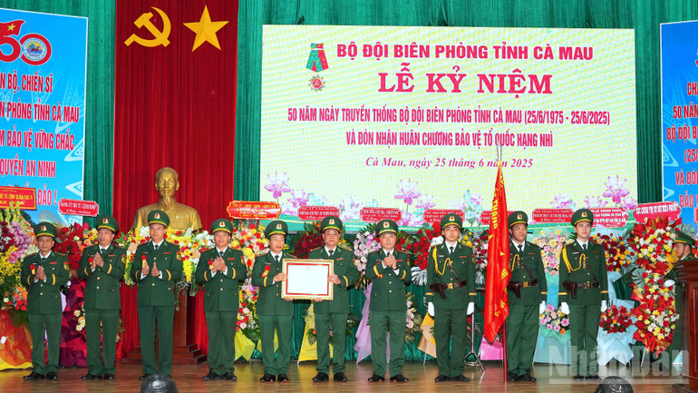 Thiếu tướng Trần Ngọc Hữu, Phó Tư lệnh Bộ đội Biên phòng thừa ủy quyền của Chủ tịch nước trao tặng Huân Chương bảo vệ Tổ quốc hạng Nhì cho tập thể Bộ đội Biên phòng Cà Mau. ndo_br_bp-2-6121.jpg