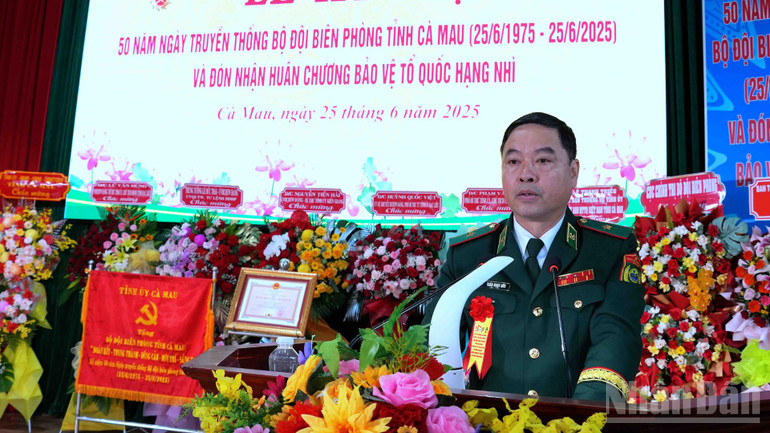 Thiếu tướng Trần Ngọc Hữu, Phó Tư lệnh Bộ đội Biên phòng phát biểu chúc mừng tại lễ kỷ niệm. ndo_br_bp-6-7289.jpg