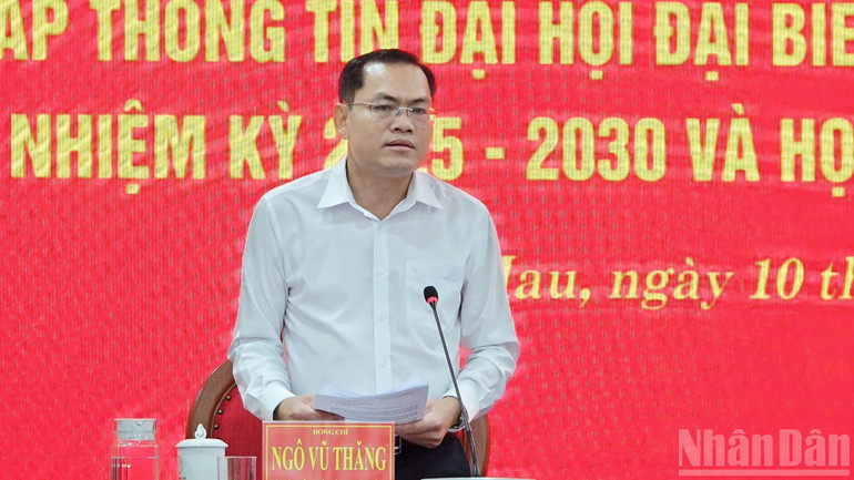 Phó Chủ tịch Ủy ban nhân dân tỉnh Cà Mau Ngô Vũ Thăng trả lời báo chí tại cuộc họp báo. hop-bao-7-590-3476.jpg