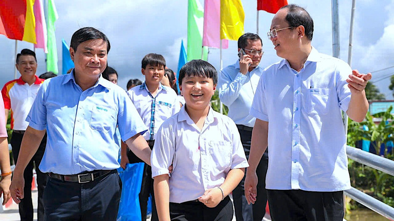 Bí thư Tỉnh ủy Cà Mau Nguyễn Hồ Hải (bìa phải) cùng các đơn vị đồng hành và học sinh đi trên chiếc cầu mới vừa hoàn thành và đưa vào sử dụng trên tuyến Kênh Cơi Ba. khanh-thanh-cau-2-5798.jpg
