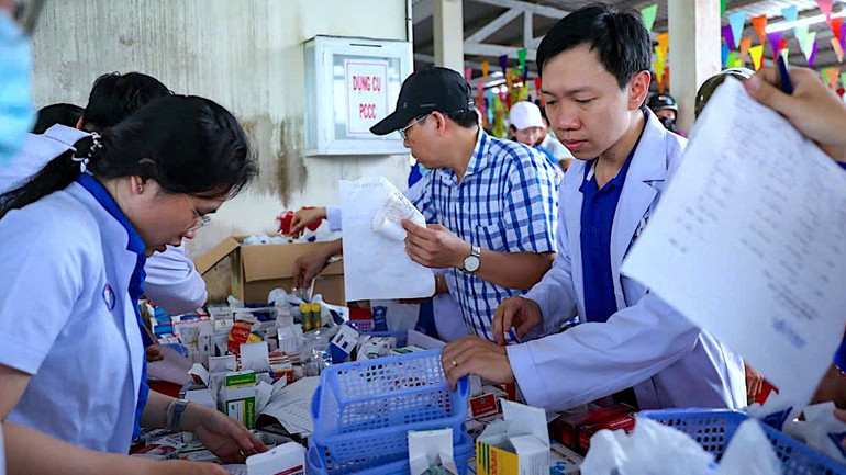 Ngay tại lễ khánh thành cầu Kênh Cơi Ba, các đơn vị xã hội hóa khám, cấp phát thuốc miễn phí cho người dân tại đây. khanh-thanh-cau-5-2791.jpg
