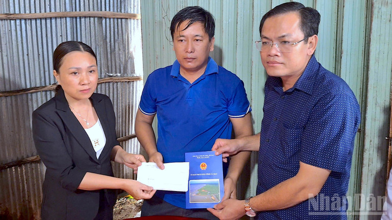 Phó Chủ tịch Ủy ban nhân dân tỉnh Cà Mau Ngô Vũ Thăng (bìa phải) trao hỗ trợ bước đầu cho đại diện gia đình nạn nhân. ndo_br_thang-1-1716.jpg