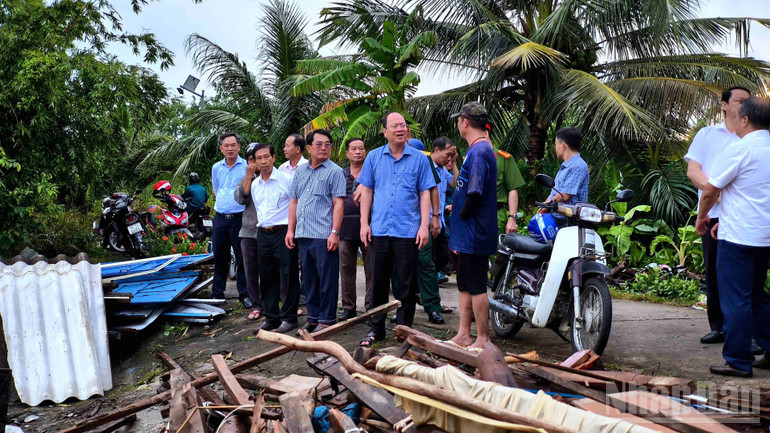 Bí thư Tỉnh ủy Cà Mau Nguyễn Hồ Hải (giữa, đeo kính) thăm hỏi hộ dân có nhà sập, tốc mái trên địa bàn xã Ninh Thạnh Lợi vào chiều muộn 28/7. ndo_br_nha-sap-9-1056.jpg