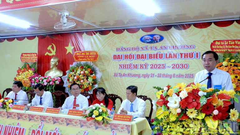 Ủy viên Ban Thường vụ Tỉnh ủy, Chủ nhiệm Ủy ban Kiểm tra Tỉnh ủy Cà Mau Phan Thanh Duy (bìa phải) phát biểu chỉ đạo tại đại hội. dd-8-8645-834.jpg