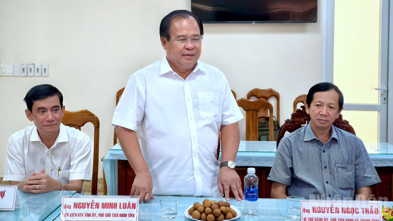 Phó Chủ tịch Ủy ban nhân dân tỉnh Cà Mau Nguyễn Minh Luân (đứng) phát biểu tại buổi lễ tiếp nhận tập. ndo_br_trao-tap-6-7622.jpg