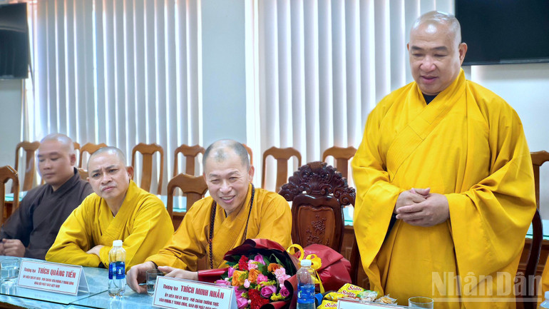Thượng tọa Thích Phước Nguyên chia sẻ cảm nghĩ tại buổi lễ trao hỗ trợ tập học sinh cho Cà Mau. ndo_br_trao-tap-7-2311.jpg