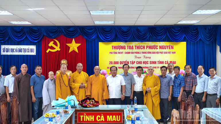 Đại diện lãnh đạo tỉnh và ngành giáo dục Cà Mau chụp hình lưu niệm cùng đại diện Trung ương Giáo hội Phật giáo Việt Nam. ndo_br_trao-tap-4-1455.jpg