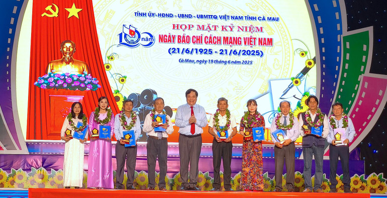 Chủ tịch Ủy ban nhân dân tỉnh Cà Mau Phạm Thành Ngại (giữa) trao thưởng cho các tác giả đoạt Giải Báo chí Nguyễn Mai nhân buổi họp mặt. bao-chi-1.jpg